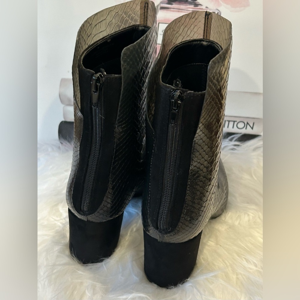 Charles & Keith Black Snakeskin Embossed Ankle Boots Block Heel Size 8 - Picture 9 of 11